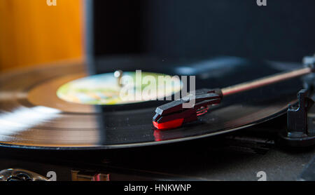 Retro-Stil M & S Portable Vinyl-Plattenspieler. Vinyl-Schallplatten haben ein riesiges Comeback in den letzten Jahren in Großbritannien gemacht. Stockfoto