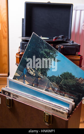 Retro-Stil M & S Portable Vinyl-Plattenspieler mit Alben wie The Beatles-Abbey Road-Box. Vinyl-Schallplatten haben ein riesiges Comeback gemacht. Stockfoto