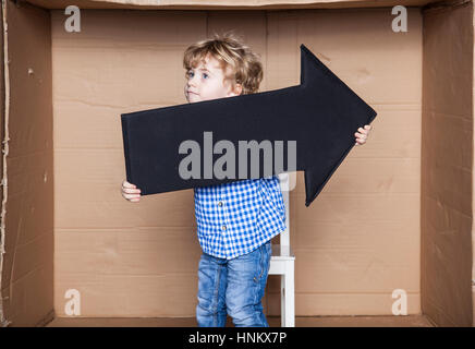 junger Geschäftsmann mit einem Pfeil in den Händen Stockfoto