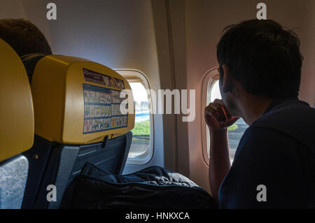 Ryanair-Passagier schaut aus Fenster vom Sitz in Flugzeugen Boeing 737-800-Serie Stockfoto