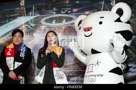 Ehemalige südkoreanische Eiskunstläuferin Kim Yuna, Center, mit Maskottchen Soohorang während einer Zeremonie, die Olympische Fackel für die PyeongChang Olympischer Fackellauf in Gangneung Hockey Mitte 9. Februar 2017 in Gangwon-Do, Südkorea zu enthüllen. Die Zeremonie markiert den einjährigen Countdown vor der Eröffnungszeremonie für die Olympischen Winterspiele 2018. Stockfoto