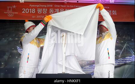 Modelle der offiziellen Uniformen für die Winterspiele 2018 PyeongChang entdecken die Olympische Fackel während einer Zeremonie in Gangneung Hockey Center 9. Februar 2017 in Gangwon-Do, Südkorea. Die Zeremonie markiert den einjährigen Countdown vor der Eröffnungszeremonie für die Olympischen Winterspiele 2018. Stockfoto