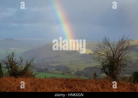 Ein Regenbogen über Lawn Hill, gesehen aus der Hollies Nature Reserve, Stiperstones, Shropshire. Stockfoto