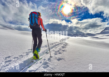 Mädchen macht Skibergsteigen allein in Richtung der Mountain Pass in eine schöne Strecke mit Seehundsfell Stockfoto