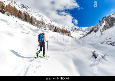Mädchen macht Skibergsteigen allein in den italienischen Alpen Stockfoto
