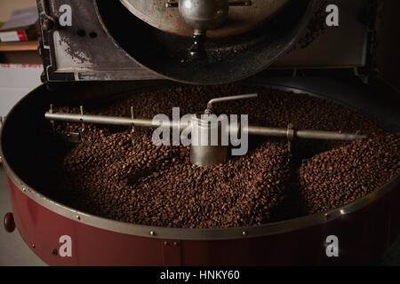 Ein Coffee-Shop. Ein Metall-Trommel mit gerösteten Kaffeebohnen und einem zentralen Paddel. Stockfoto