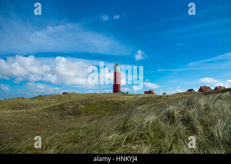 Der Leuchtturm von der Insel Texel in den Niederlanden an einem sonnigen Tag Stockfoto