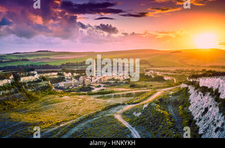 Die Reste der verfallenen Shoreham Zementwerke auf der South Downs in der Abend-Sonne Stockfoto