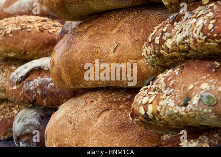 Ein Stapel von Artisan ausgesät Brot Brote - detail Stockfoto