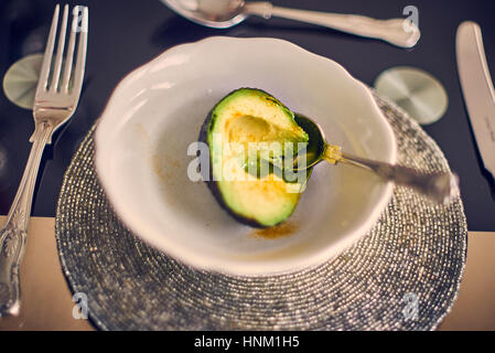 Eine geschnittene Avocado verzehrfertige in einer Schüssel auf dem Tisch Stockfoto