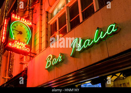 Bar Italia auf Frith Street bei Nacht, Soho, London, England Stockfoto