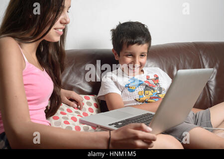 Kinder lustige Videos ansehen Stockfoto