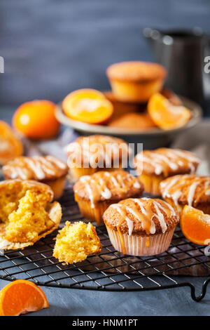 Karotte Mandarine Cupcakes dekoriert mit Glasur und Caramel-topping Stockfoto