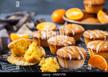 Karotte Mandarine Cupcakes dekoriert mit Glasur und Caramel-topping Stockfoto