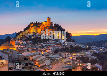 Blickrichtung der maurischen Burg auf dem Hügel über Montefrio in Granada, Spanien. Stockfoto