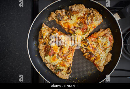 Hausgemachten Vollkorn Pizza Kochen in einer Pfanne erhitzen, die auf der Suche nach unten Stockfoto