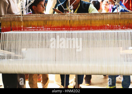 Weaver auf eine Hand das Tuch weben Webstuhl in Surajkund fair. Stockfoto