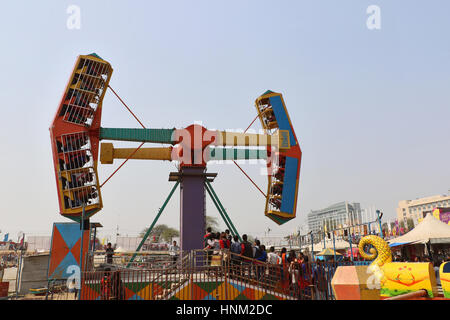 Besucher erfreuen sich am großen Schaukeln/Riesenrad in Surajkund Handwerk Messe 2017. Stockfoto