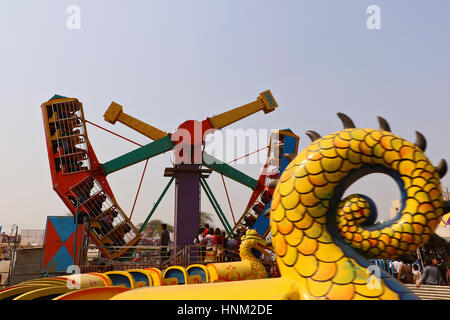 Besucher erfreuen sich am großen Schaukeln/Riesenrad in Surajkund Handwerk Messe 2017. Stockfoto