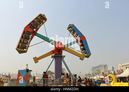 Besucher erfreuen sich am großen Schaukeln/Riesenrad in Surajkund Handwerk Messe 2017. Stockfoto