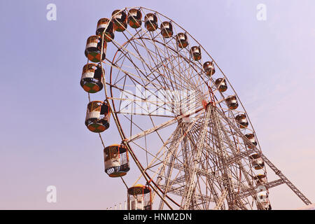 Besucher erfreuen sich am großen Schaukeln/Riesenrad in Surajkund Handwerk Messe 2017. Stockfoto