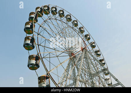 Besucher erfreuen sich am großen Schaukeln/Riesenrad in Surajkund Handwerk Messe 2017. Stockfoto