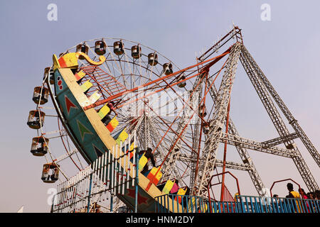 Besucher erfreuen sich am großen Schaukeln/Riesenrad in Surajkund Handwerk Messe 2017. Stockfoto