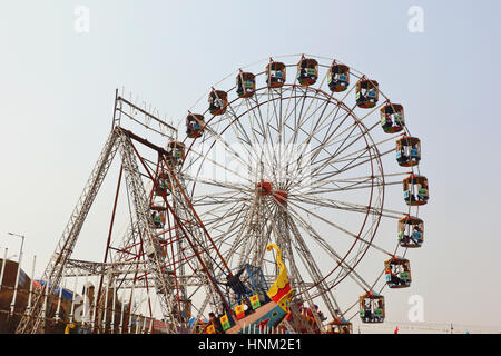 Besucher erfreuen sich am großen Schaukeln/Riesenrad in Surajkund Handwerk Messe 2017. Stockfoto