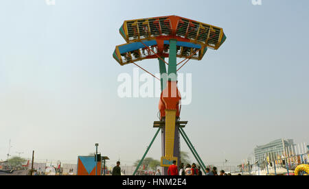 Besucher erfreuen sich am großen Schaukeln/Riesenrad in Surajkund Handwerk Messe 2017. Stockfoto