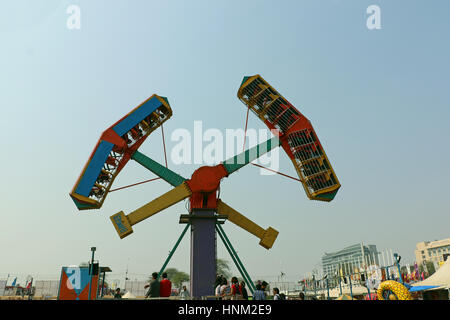 Besucher erfreuen sich am großen Schaukeln/Riesenrad in Surajkund Handwerk Messe 2017. Stockfoto