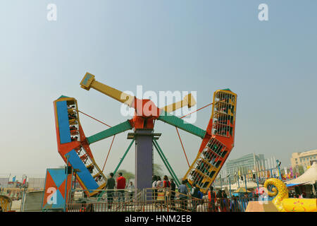 Besucher erfreuen sich am großen Schaukeln/Riesenrad in Surajkund Handwerk Messe 2017. Stockfoto