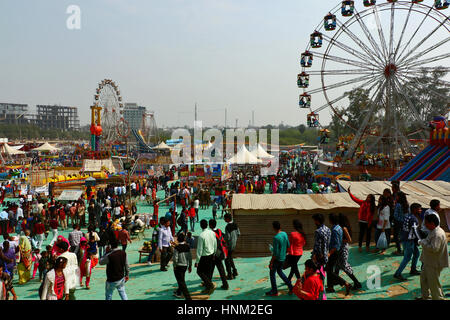 Besucher erfreuen sich am großen Schaukeln/Riesenrad in Surajkund Handwerk Messe 2017. Stockfoto