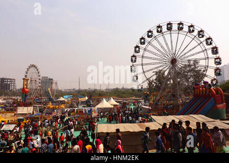 Besucher erfreuen sich am großen Schaukeln/Riesenrad in Surajkund Handwerk Messe 2017. Stockfoto