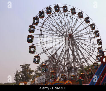 Besucher erfreuen sich am großen Schaukeln/Riesenrad in Surajkund Handwerk Messe 2017. Stockfoto