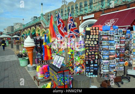 Brighton, Vereinigtes Königreich - 2. Oktober 2014: touristische Souvenirs zum Verkauf auf Brighton Strand und Promenade. Stockfoto