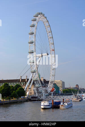 London, Vereinigtes Königreich - 17. Juli 2013: Landmark London Eye Touristenattraktion angesehen von der London Bridge am Südufer der Themse. Stockfoto