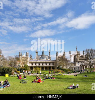 Brighton, Vereinigtes Königreich - 16. April 2012: vertikales Panoramablick auf Touristen Pinicing auf der Wiese außerhalb der historischen Royal Pavilion in Brighton. Stockfoto