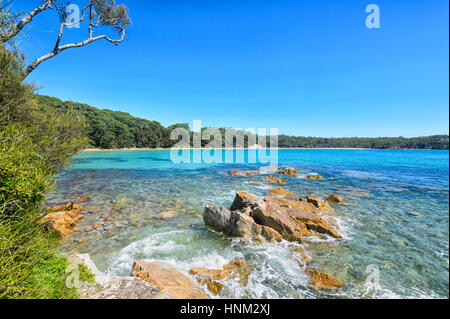 Bunten Felsformationen an der malerischen Südküste bei Bendalong, Red Point, Conjola Nationalpark, Shoalhaven, New-South.Wales, NSW, Australien Stockfoto