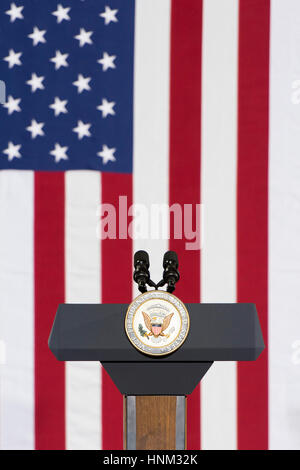 Das Podium wird vor der Vize-Präsident Joe Biden anlässlich einer Kundgebung der Kampagne für Präsidentschaftskandidatin Hillary Clinton im Südwesten regionale gesehen. Stockfoto