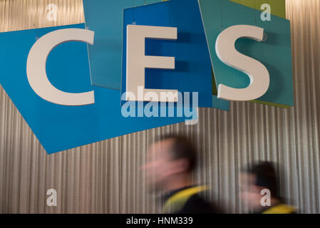 Die Teilnehmer kommen auf der International Consumer Electronics Show (CES) in Las Vegas, Nevada, USA, 6. Januar 2017. Stockfoto