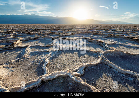 Sonnenuntergang über Badwater Basin, Death Valley Nationalpark, Kalifornien. Stockfoto