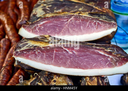 Inländische Schweineschinken zum Verkauf ausgesetzt. Stockfoto