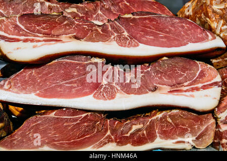 Inländische Schweineschinken zum Verkauf ausgesetzt. Stockfoto