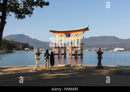 Itsukushima (厳島?) ist eine Insel im westlichen Teil der Inland Sea of Japan, befindet sich im Nordwesten der Bucht von Hiroshima. Stockfoto