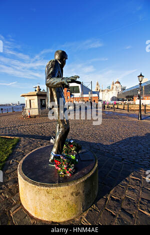 LIVERPOOL UK 5. JANUAR 2017. Statue des legendären britischen Sängers Billy Fury Bildhauers Tom Murphy am Albert Dock, Liverpool Stockfoto