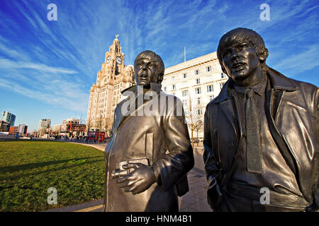 LIVERPOOL UK, 5. JANUAR 2017. Ultra-Weitwinkel-Ansicht der Bronze-Statue von The Beatles geformt durch Andrew Edwards im Ort an der Pier Head Liverpool Stockfoto