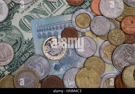 Neue Pfund-Münze vor Hintergrund der Währungen Nachspeisen Yuan, Dollar und euro Stockfoto