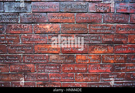 LIVERPOOL, UK, 19. JANUAR 2017. Wand des Ruhmes mit dem Namen der Bands, die im Cavern Club in Mathew St. Liverpool UK gespielt haben Stockfoto