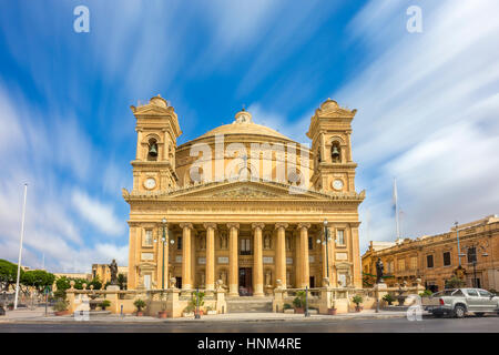 Mosta, Malta - die Kirche der Himmelfahrt der Muttergottes wissen auch bei Tageslicht mit bewegte Wolken als Mosta Dome Stockfoto