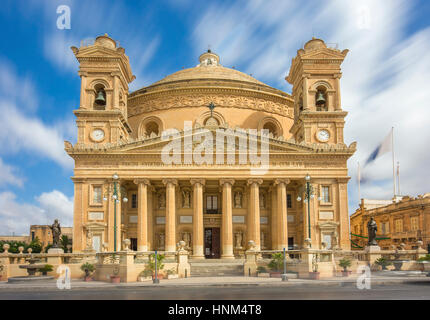 Mosta, Malta - die Kirche der Himmelfahrt der Muttergottes wissen auch bei Tageslicht mit bewegte Wolken als Mosta Dome Stockfoto